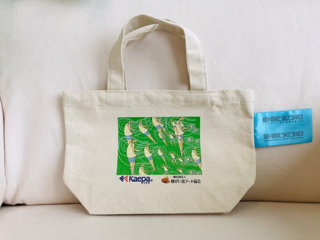 Kaepa x 障がい者アート協会の第二弾：“SHIBUKUROタブ ” が付いたバッグを作成