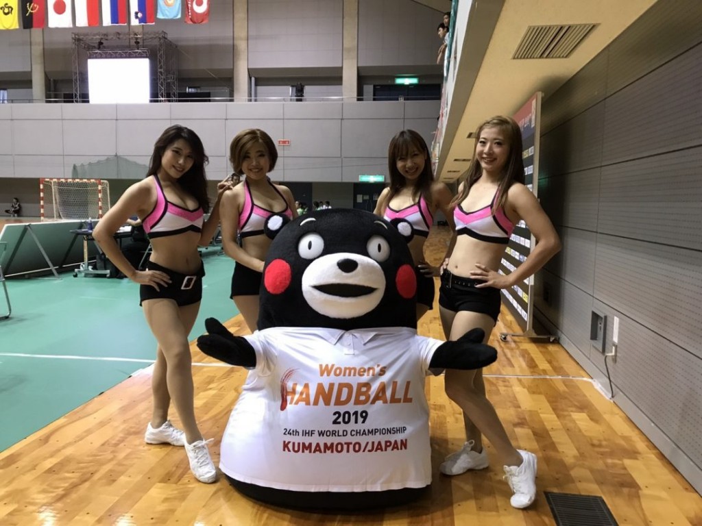 「女子ハンドボール国際大会 JAPAN CUP 2017」でKaepaシューズを履いたロイックスガールズがパフォーマンスを披露